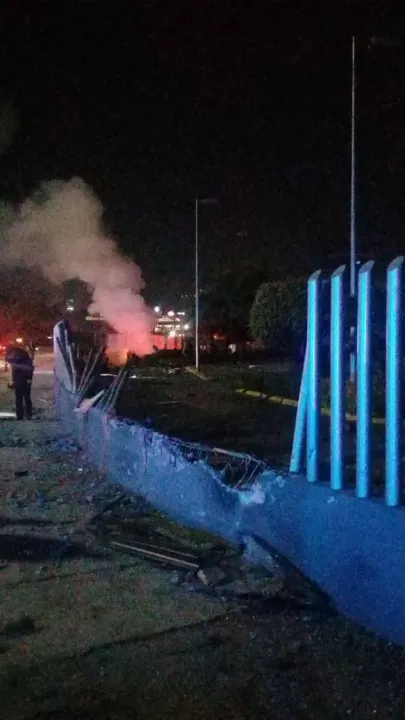 Se incendia un auto tras impactarse contra una iglesia en la Vía Atlixcáyotl