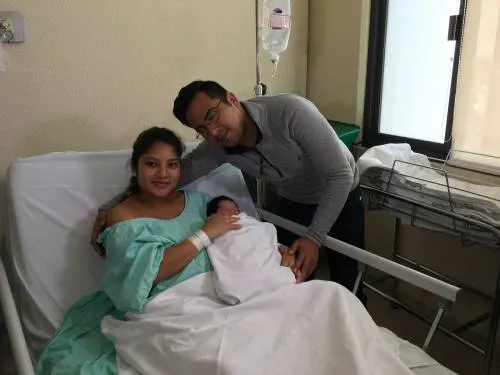 Un niño de 3 kilos 300 gramos es el primer bebé 2018 que nació en Puebla