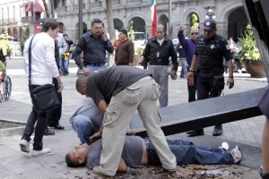 Estructura cae sobre hombre en zócalo; PCM multa a empresa por falta de seguridad