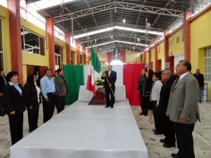 Tepeaca rinde guardias de honor a Bandera Mexicana