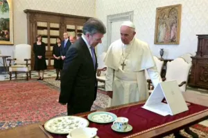 Ayuda en el proceso de paz, ofrece papa a Colombia