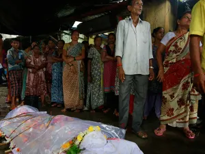 Mueren 94 personas en India por ingerir bebida adulterada