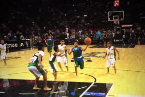 Niños triquis dan “cátedra” en cancha de la NBA