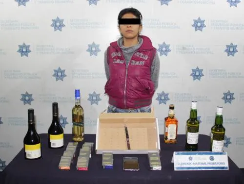 Arresta SSPTM a una mujer por robo a tienda Oxxo en Xilotzingo