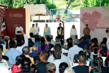 Maestros de Puebla entregan pliego petitorio a AMLO para que les paguen el retroactivo al aumento salarial
