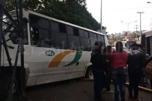 Choque entre unidades del transporte público deja 10 heridos