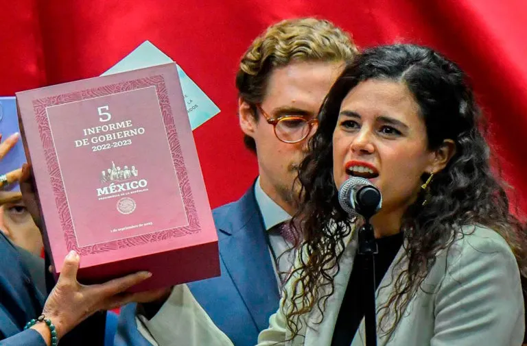 Luisa María frente al Congreso de la Unión
