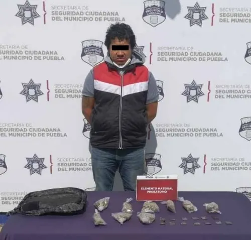 Aseguró policía municipal de puebla cerca de 20 dosis de posible droga; un hombre fue detenido