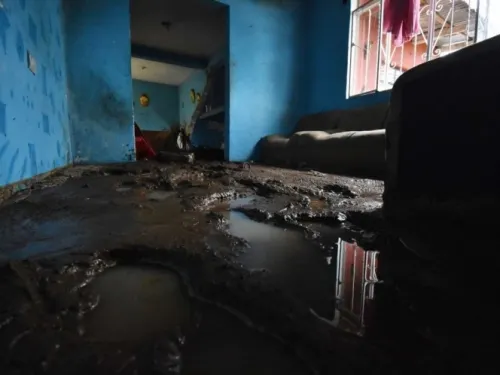 Policías evacúan a familias en Aguascalientes por lluvias