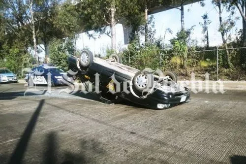 Se vuelca taxista en la autopista México-Puebla