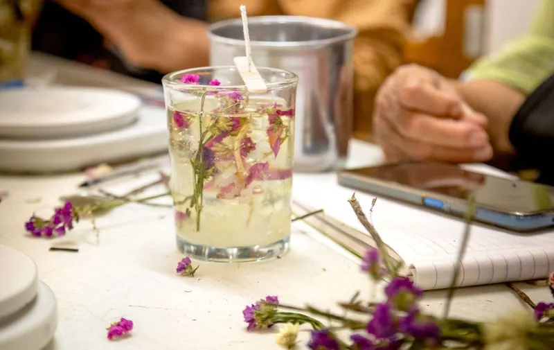 smdif-pue-adultos-mayores-taller-velas-aromaticas