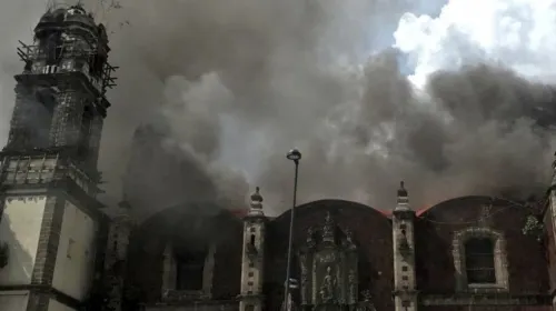 Controlan segundo incendio en Iglesia de Santa Veracruz en CDMX