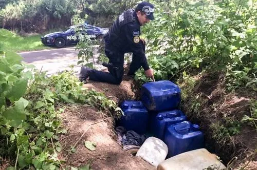 Encuentran bidones con combustible robado enterrados en Santa Rita Tlahuapan