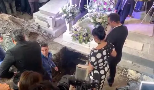 Entre aplausos y con “El Triste”, sepultan restos de José José