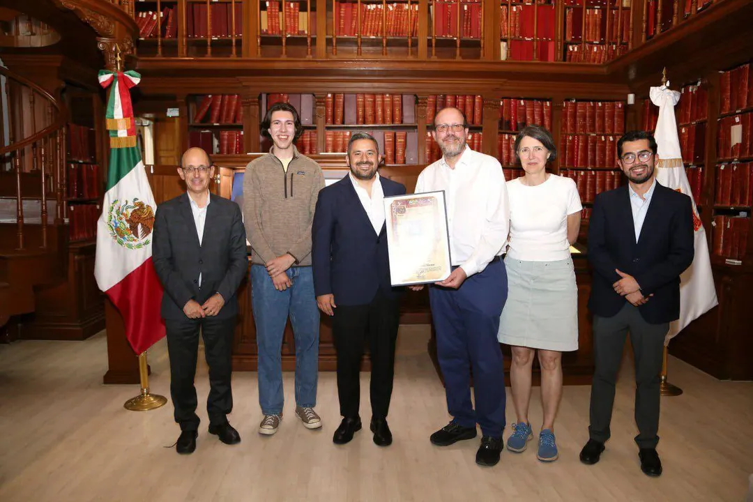 Ayuntamiento de Puebla entregó copia de la Cédula Real a Michael Kremer, Nobel de Economía