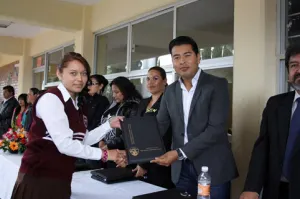 Entrega Néstor Camarillo computadoras a bachillerato de Palmarito