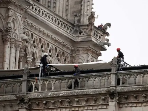 Colocan ‘paraguas’ gigante en catedral de Notre Dame