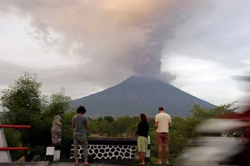 Ordenan evacuación de 100 mil personas en Indonesia por volcán activo