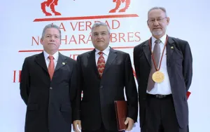 Toma Fernando Fernández Font posesión al frente de la Ibero Puebla