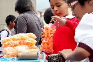 Padres de familia consienten venta de comida chatarra en escuelas