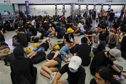 “Toman” aeropuerto de Hong Kong; China acusa “terrorismo”