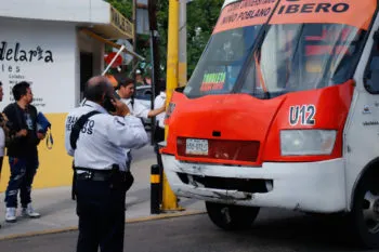 Choque entre motociclista y micro colectivo
