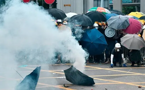 Manifestantes de Hong Kong desafían a la policía en protesta prohibida