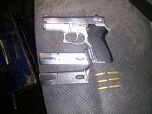 Detienen a tres personas en posesión de armas de fuego
