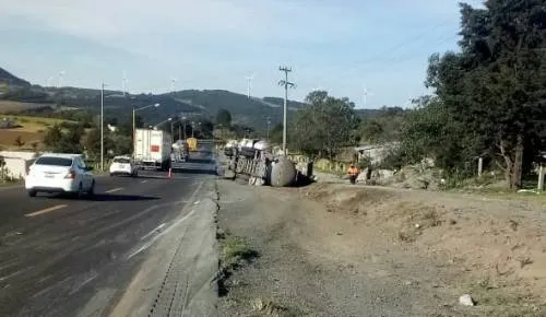 Volcadura de pipa cargada de sustancia química generó evacuación de estudiantes
