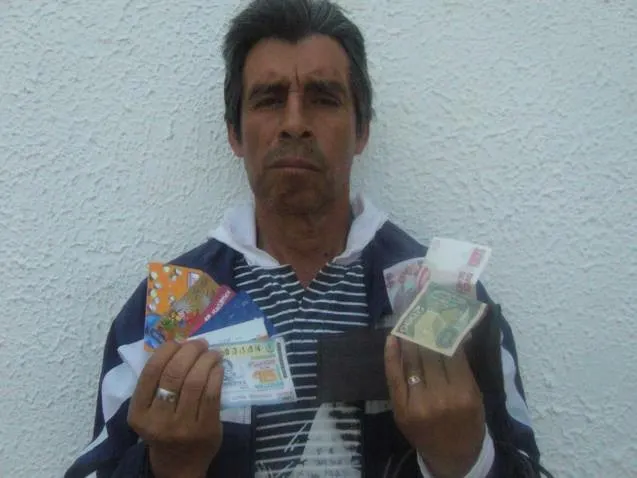 Detienen a dos individuos con billetes falsos y tarjetas bancarias