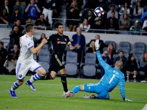 Vela y Dos Santos se lucen en la MLS