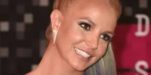 Video: Britney Spears deja al descubierto su seno durante concierto