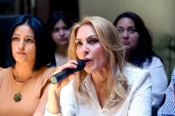 Exige Erika de la Vega ejecución de denuncias contra Paola Angon por violencia de género