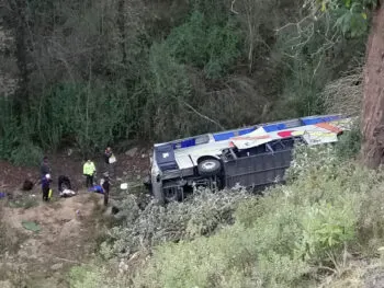 Autobús AU cae a barranco en la México-Puebla, hay un muerto