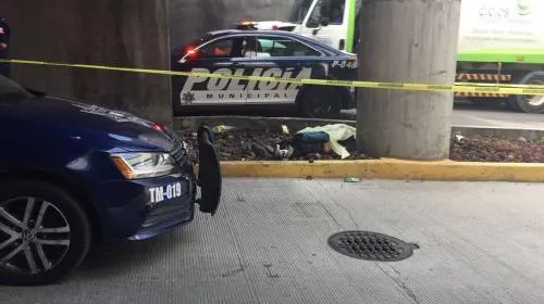 Con severos golpes en el rostro, hallan sin vida a hombre en Distribuidor Vial Juárez- Serdán