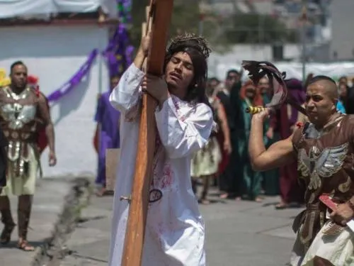 Abejas africanas atacan a fieles durante Viacrucis; reportan varios heridos