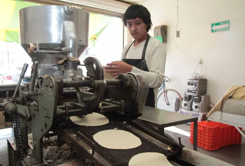 Aumento al precio de la tortilla advierte Economía