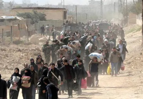 Miles de personas huyen de la región siria de Guta Oriental tras combates