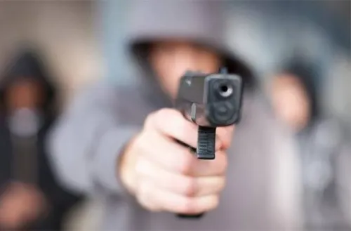 Liberan a anexados, con pistola en mano