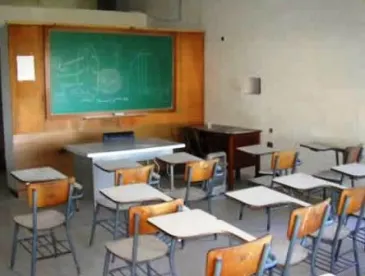 Toman clases en escuela a punto de caer en Chiconcuatla
