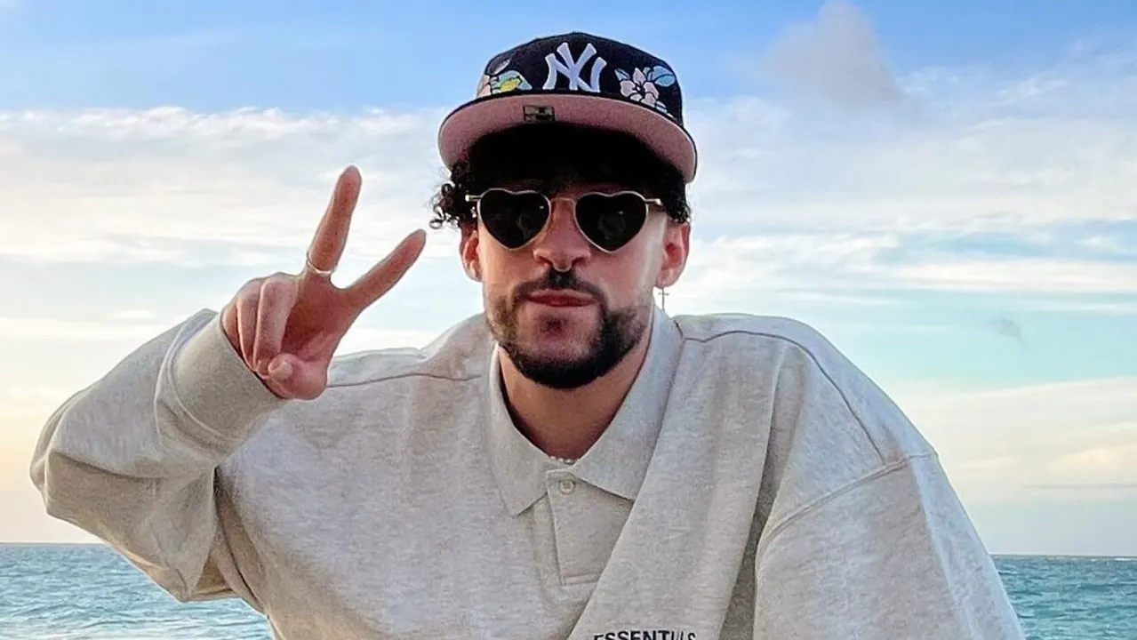 Fanático se tatúa el rostro por Bad Bunny