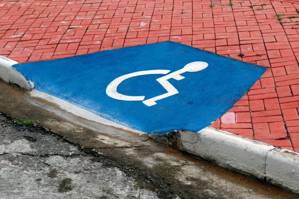 Ciudades inaccesibles: personas con discapacidad enfrentan barreras en calles y transporte
