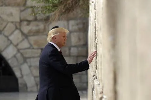 Trump, el primer presidente de EEUU en el cargo que visita el Muro de los Lamentos de Jerusalén