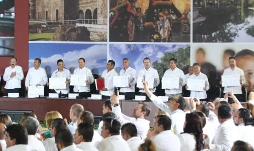 Tony Gali firma compromisos por la transparencia y rendición de cuentas en Conago