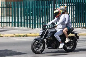 Proponen en el Congreso de Puebla prohibir que menores de 16 años viajen en motocicleta