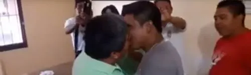 Graban a líder de la CTM en Oaxaca pidiendo besos a sus compañeros a cambio de favores