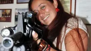 Funcionaria exhibe en Facebook su gusto por las armas