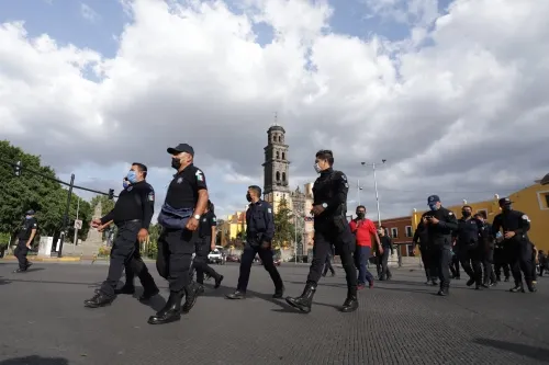 Vuelven a marchar policías exigiendo incremento salarial