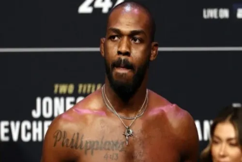 Jon Jones confronta a manifestantes durante protestas por asesinato de George Floyd