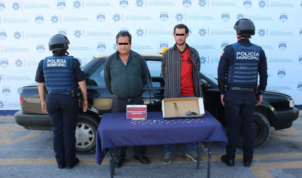 Detuvo policía municipal de Puebla a dos hombres por robo a papelería